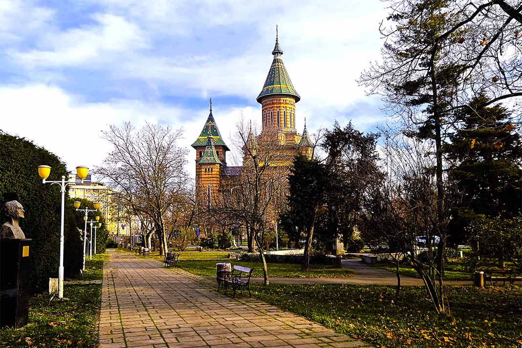 Die Orthodoxe Kathedrale von Timisoara mit den mächtigen Türmen vom Park betrachtet