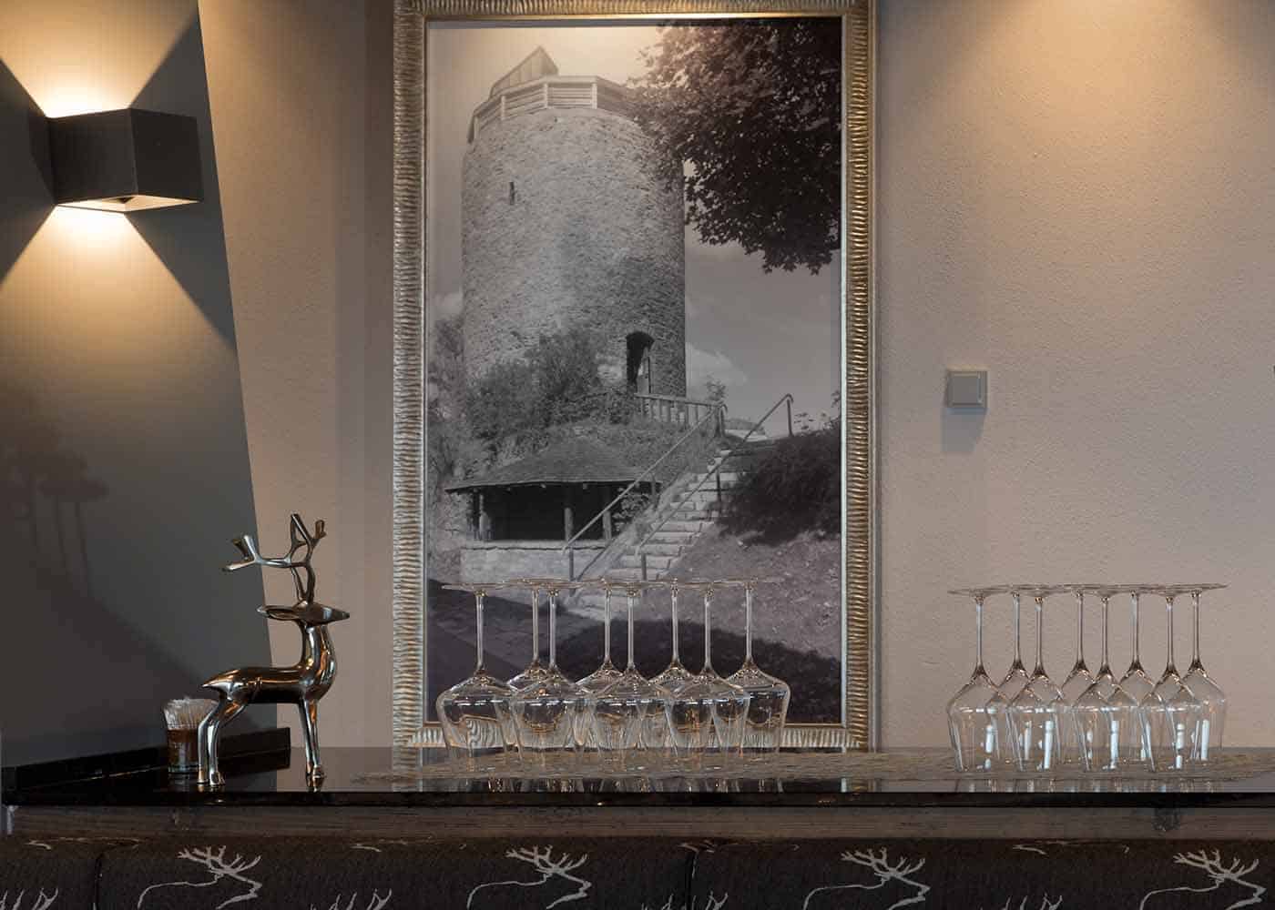 Schwarzweißbild im Hotel-Restaurant, das die Kollnburg darstellt