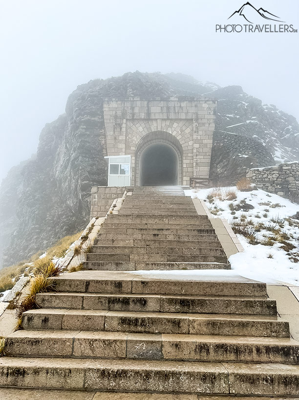 Der Eingang zum Mausoleum für Petar II Petrović-Njegoš im Winter
