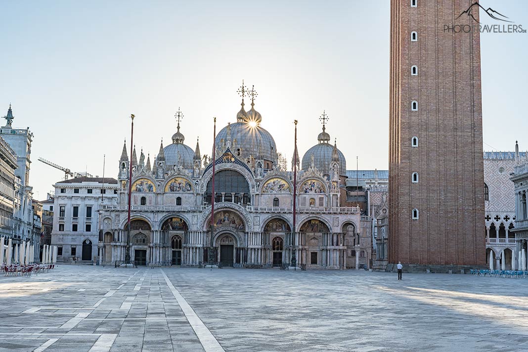 Die Sonne geht über dem Markusdom in Venedig auf