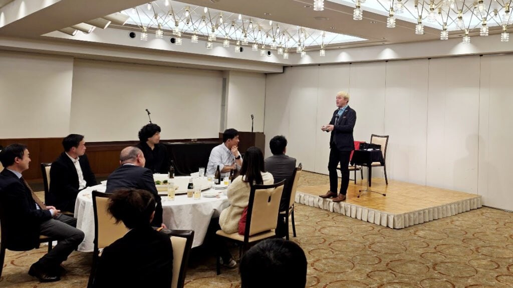 【PTA講演会 人気講師の選び方】「面白かった!」と言われる小学校・PTA講演会の3つの条件【2026年版】 2 富山市PTA連絡協議会の皆様に笑顔で語りかけるマジシャン・コンプレッサー 学校公演の思い出も紹介