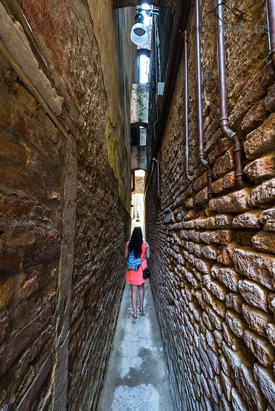 Reisebloggerin Biggi Bauer im pinken Kleidchen in der Calle Varisco, der schmalsten Gasse in Venedig