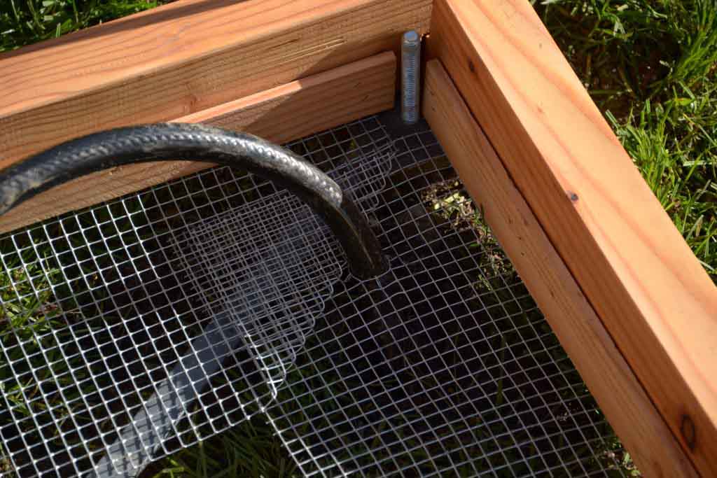 Hochbeet eingebautes Gitter und Schlauch