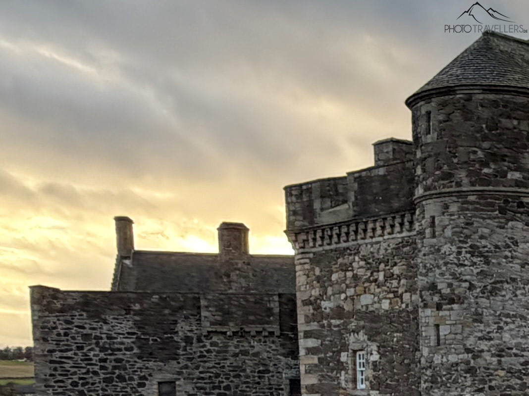 Das Blackness Castle in Schottland im Abendlicht (100-Prozent-Ausschnitt)