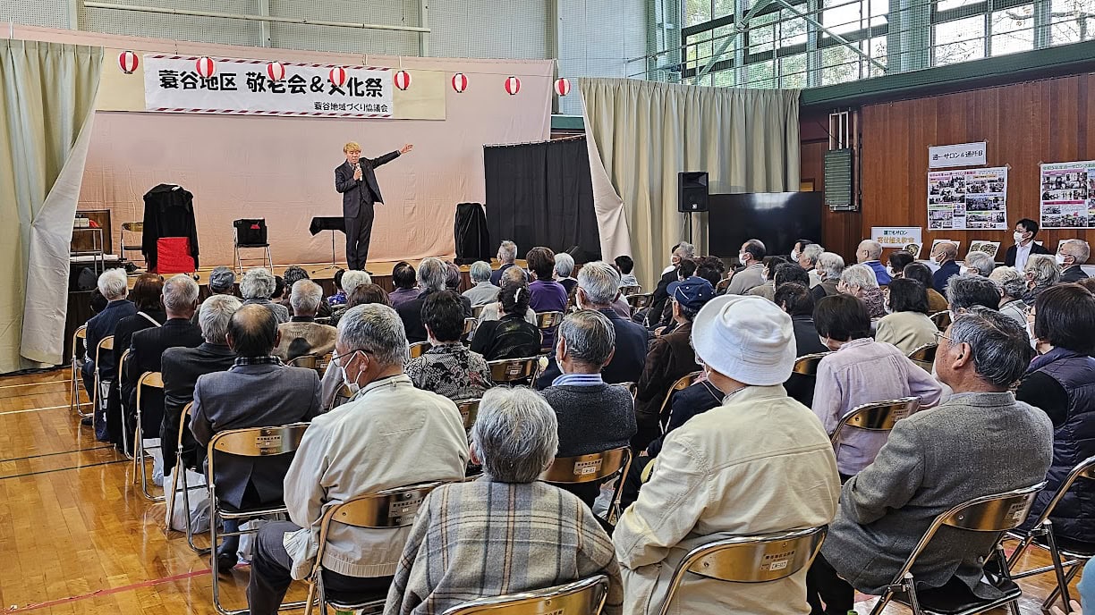 敬老会での心に響く挨拶とマジックショー:コンプレッサーの魅力 1 敬老会の挨拶の後にマジックショーをするコンプレッサー
