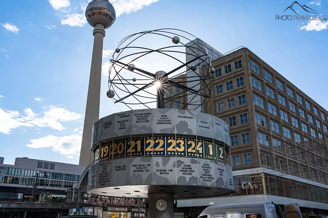 Der Blick auf die Weltzeituhr am Alexanderplatz mit dem Fernsehturm