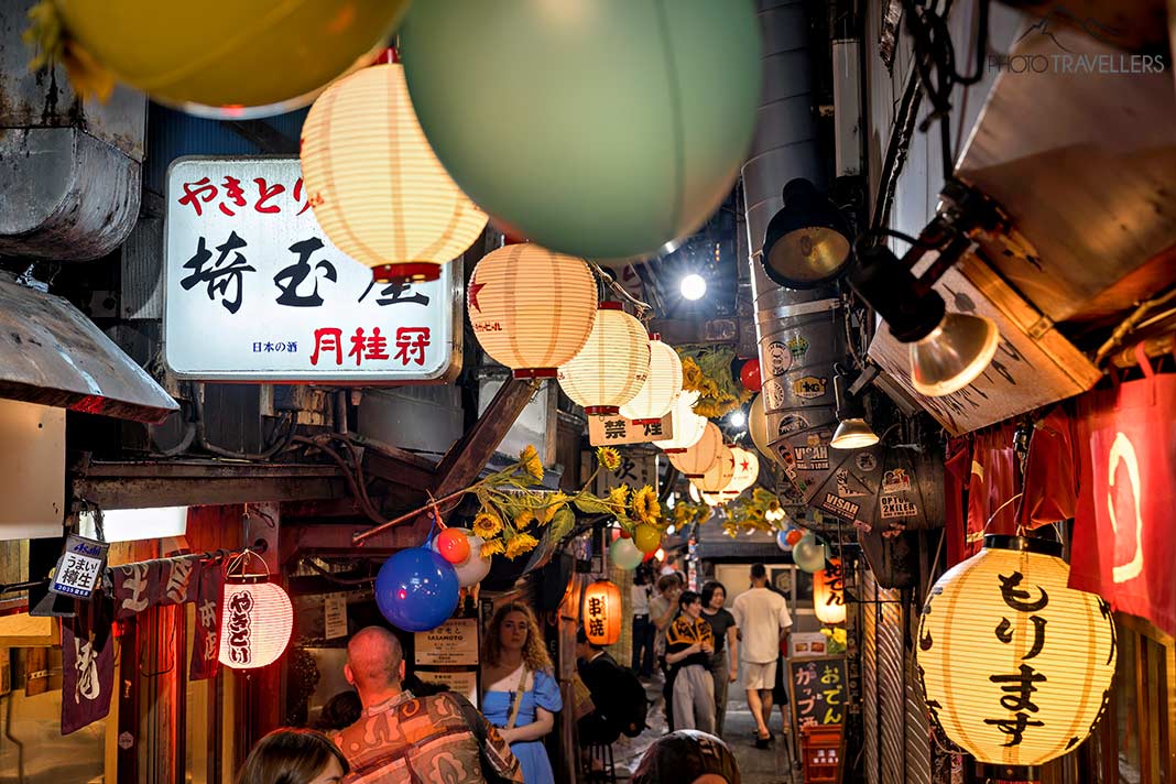 Die bunt beleuchtete Kneipengasse Omoide Yokocho in Tokio Shinjuku