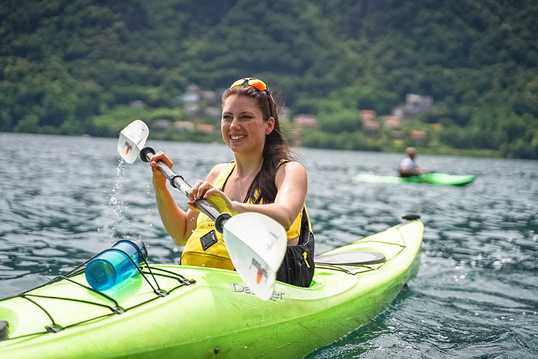 Biggi im Kajak auf dem Luganersee