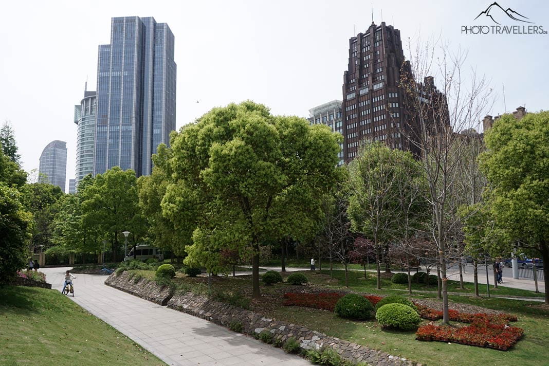 Der Park People's Square mit den Hochhäuser dahinter in Shanghai
