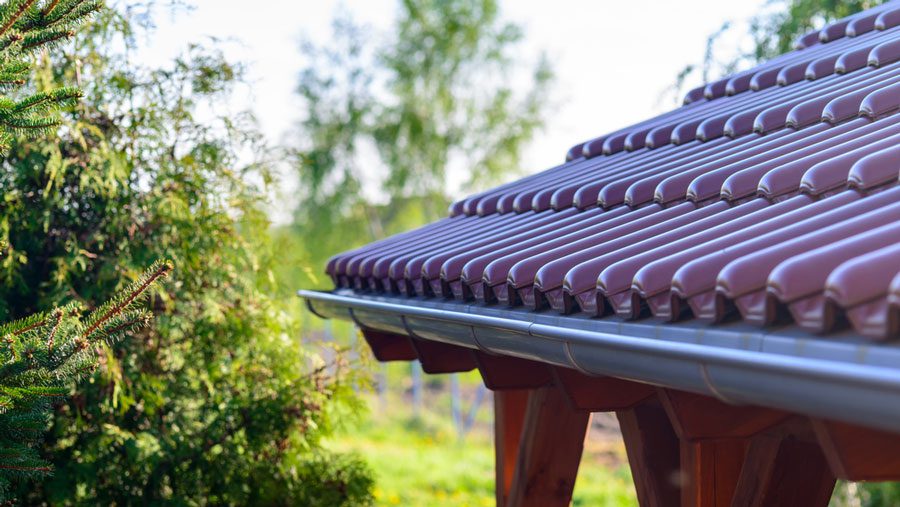 Dach beim Carport oder Gartenhaus mit Dachpfannen decken Dach eines Carports
