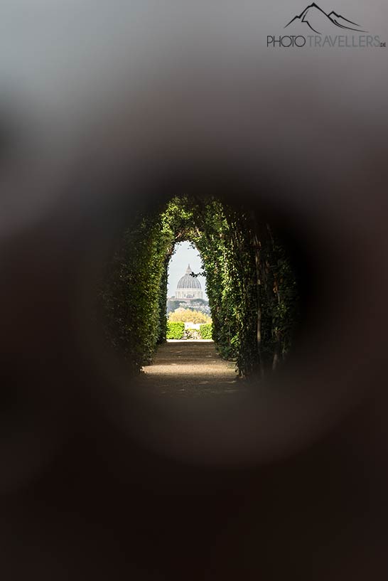 Der Blick durch das Aventin-Schlüsselloch auf den Petersdom
