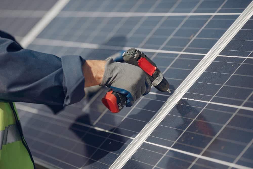 Installation professionnelle de panneaux photovoltaïques sur une toiture résidentielle par une entreprise RGE