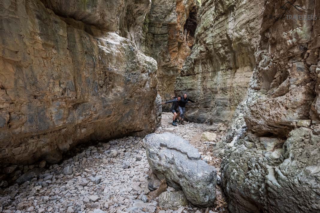 Die Reiseblogger Florian Westermann und Biggi Bauer an einer sehr engen Stelle der Imbros-Schlucht auf Kreta