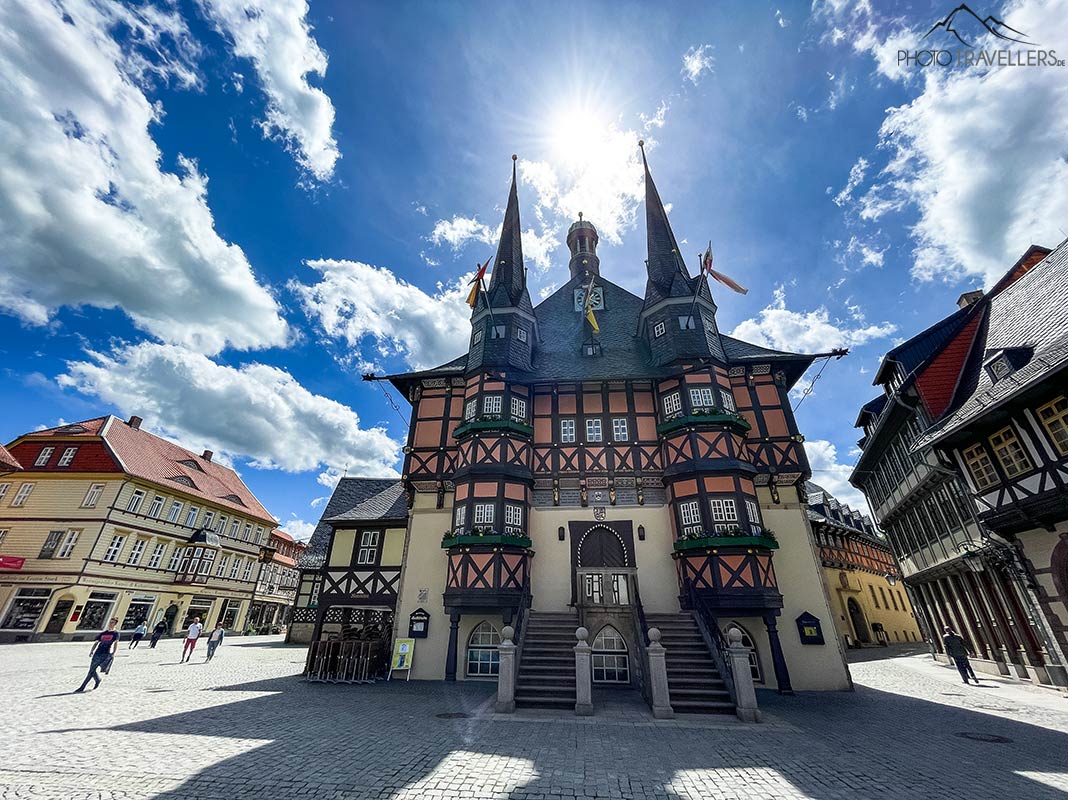 Das markante Rathaus in Wernigerode im Harz