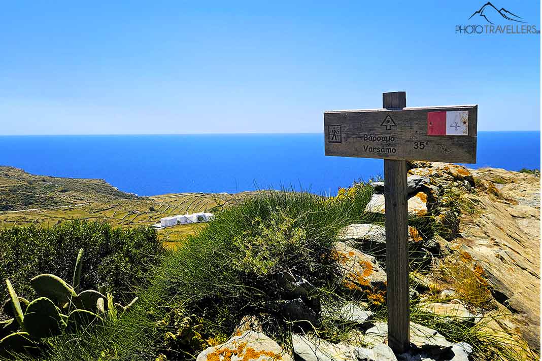 Ein hölzernes Schild mit Aufschrift weist Wanderern den Weg entlang der Steinpfade