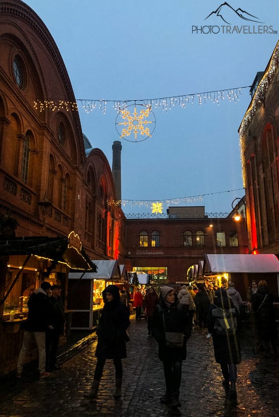 Blick auf beleuchtete Mauern mit Weihnachtslichtern der Kulturbrauerei in Berlin