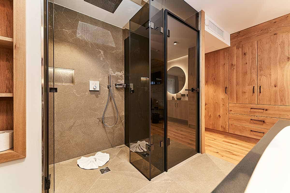 Bad des Doppelzimmer Zirbe Deluxe unseres Wellnesshotel