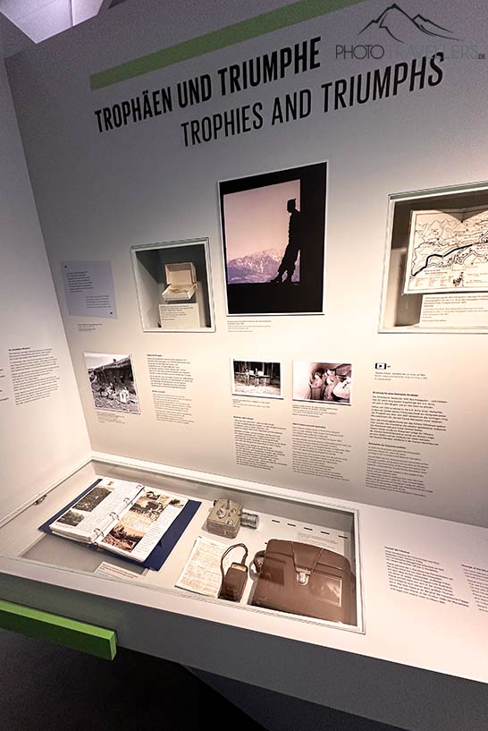 Fotos und Gegenstände in der Ausstellung der Dokumentation Obersalzberg