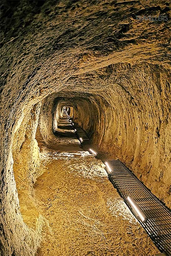 Der schmale beleuchtet Tunnel von Eupalinos führt tief in den Berg