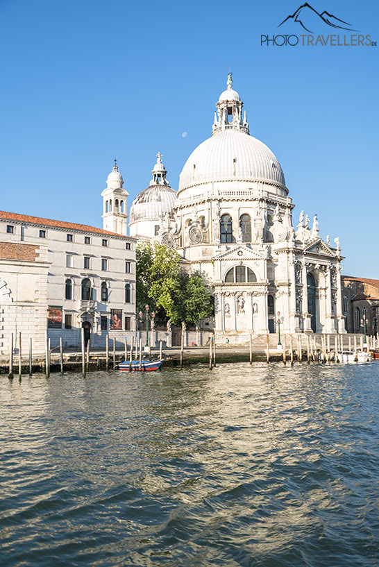 Die weiße Kirche Santa Maria Della Salute in Venedig im Morgenlicht