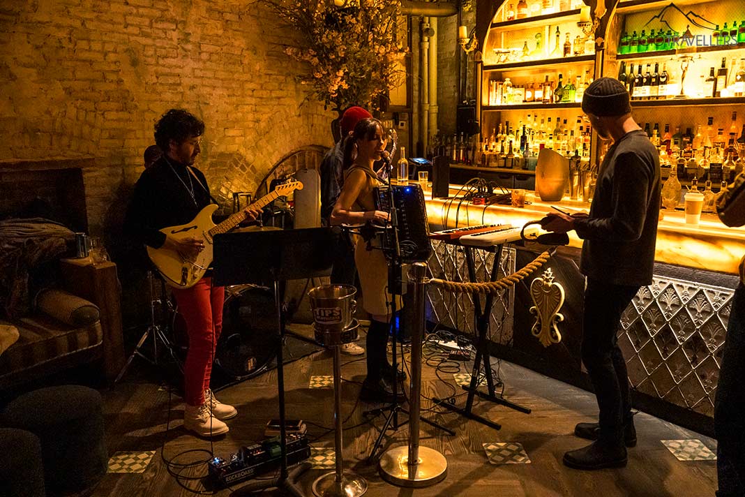 Die Musikerin Erica Mancini mit der Band La Banda Chuska in der Bar Apotheke Chinatown in New York