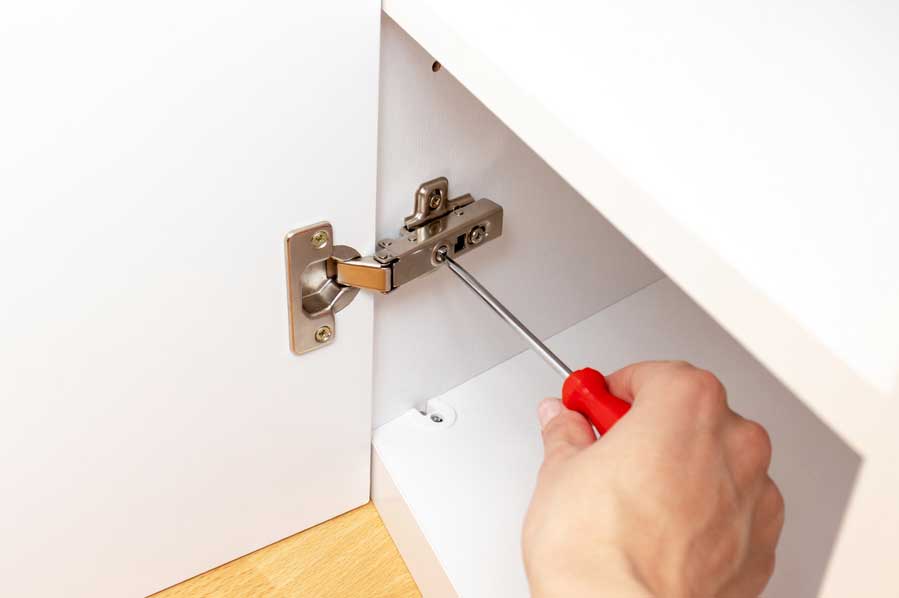 Schranktür richtig einstellen – so funktioniert das schranktuer-einstellen