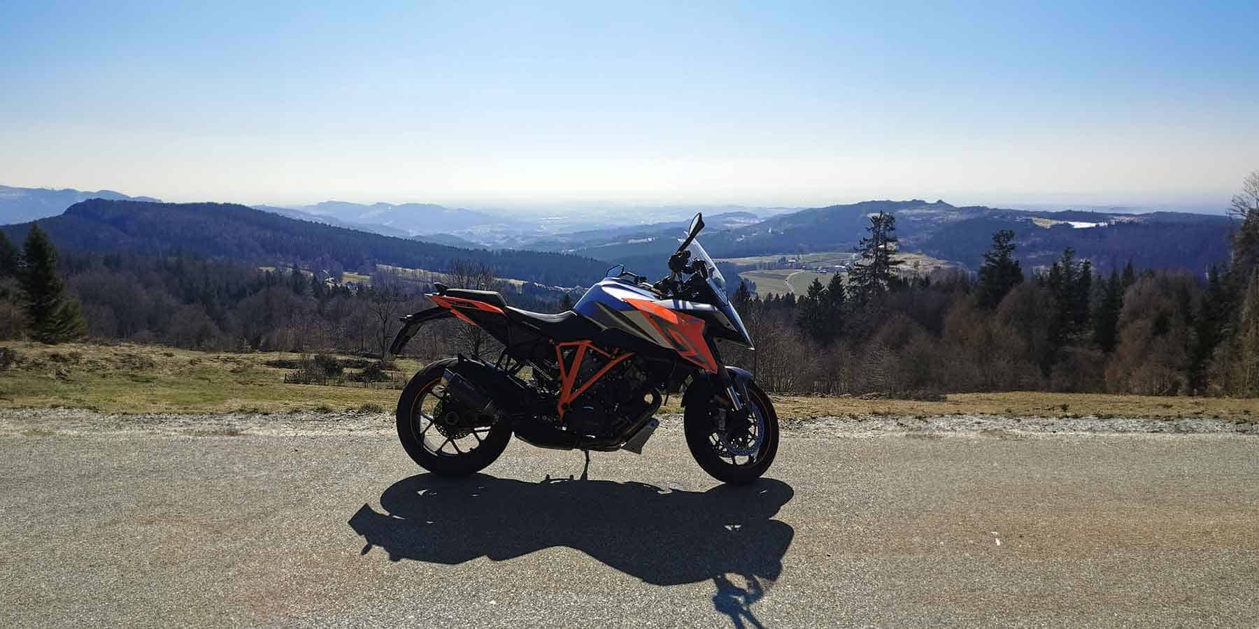 Ein Motorrad vor der atemberaubenden Kulisse des Bayerischen Waldes