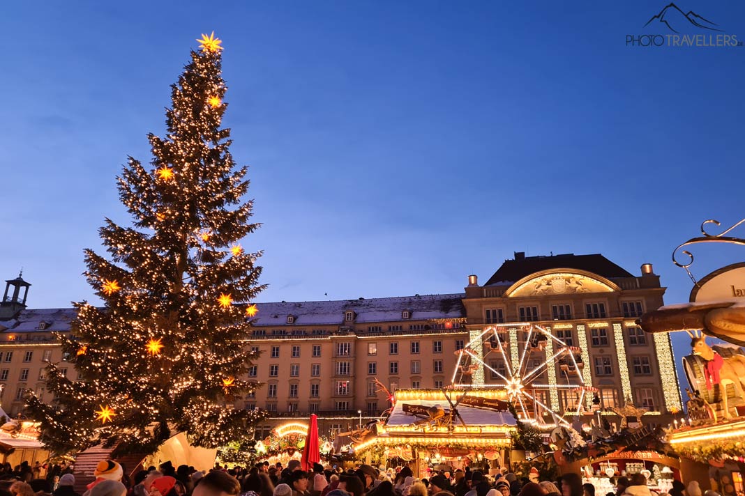 Der Dresdner Striezelmarkt im Abendlicht