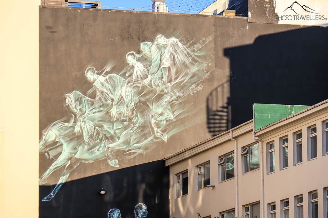 Ein großes Street-Art-Werk an einer Hauswand in Reykjavík