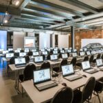 Ein Foto des Foyers der Gebläsehalle. Tische sind gefüllt mit Laptops.