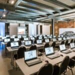 Ein Foto des Foyers der Gebläsehalle. Tische sind gefüllt mit Laptops.