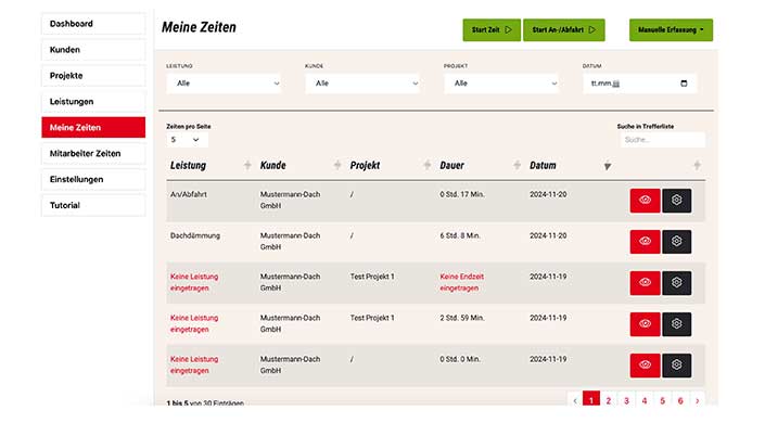 Ausschnitt einer Tabellenansicht mit Spalten für Kunde, Projekt, Dauer und Hinweisen, einige Zeilen enthalten rote Warnmeldungen.