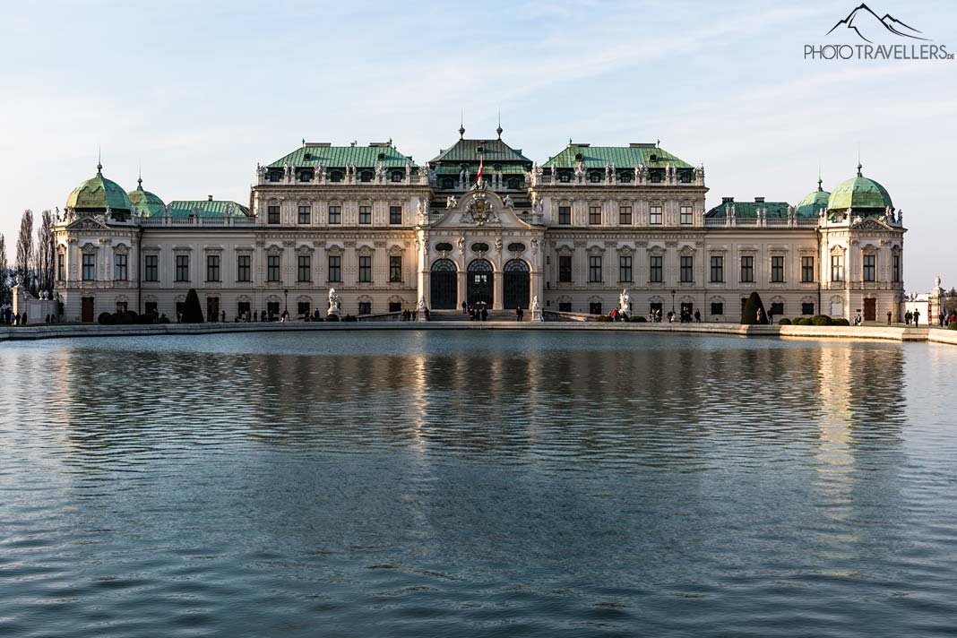 Das Schloss Belvedere in Wien mit Wasserbecken