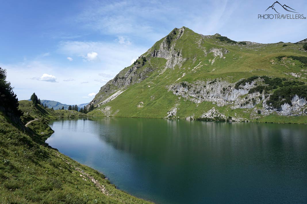 Der Blick vom Ufer auf den Seealpsee