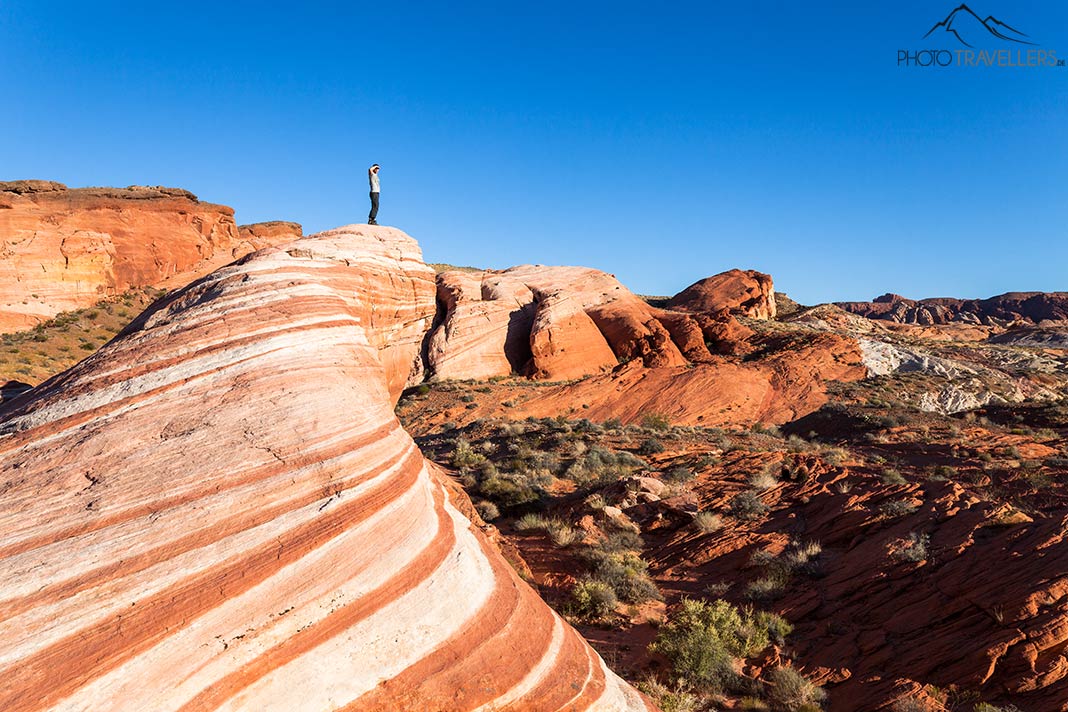 Fotograf Florian Westermann auf der Fire Wave, eine bunte Sandsteinformation im Valley of Fire in Nevada