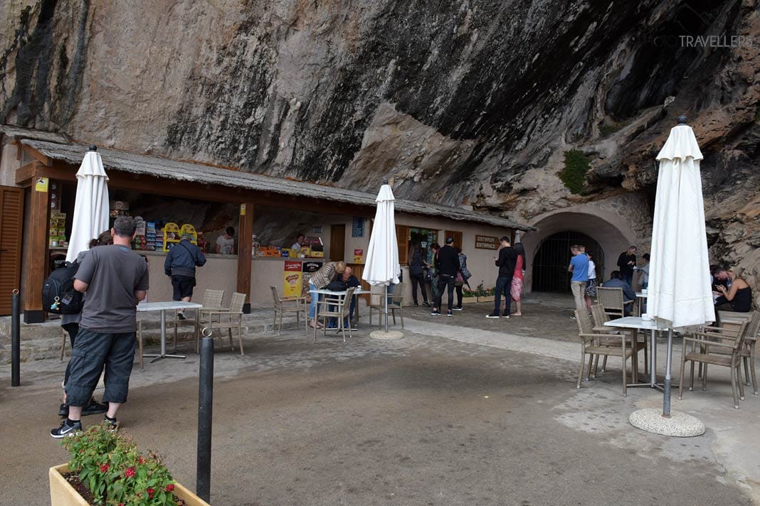 Der Kiosk und der Eingang zur Höhle Coves d’Artà auf Mallorca