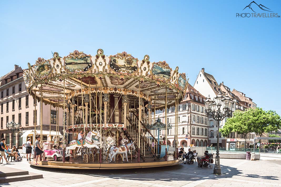 Das historische Karussell auf dem Place Gutenberg in Straßburg