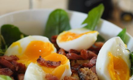 Oeuf mollet, pissenlits et lardons en salade de printemps