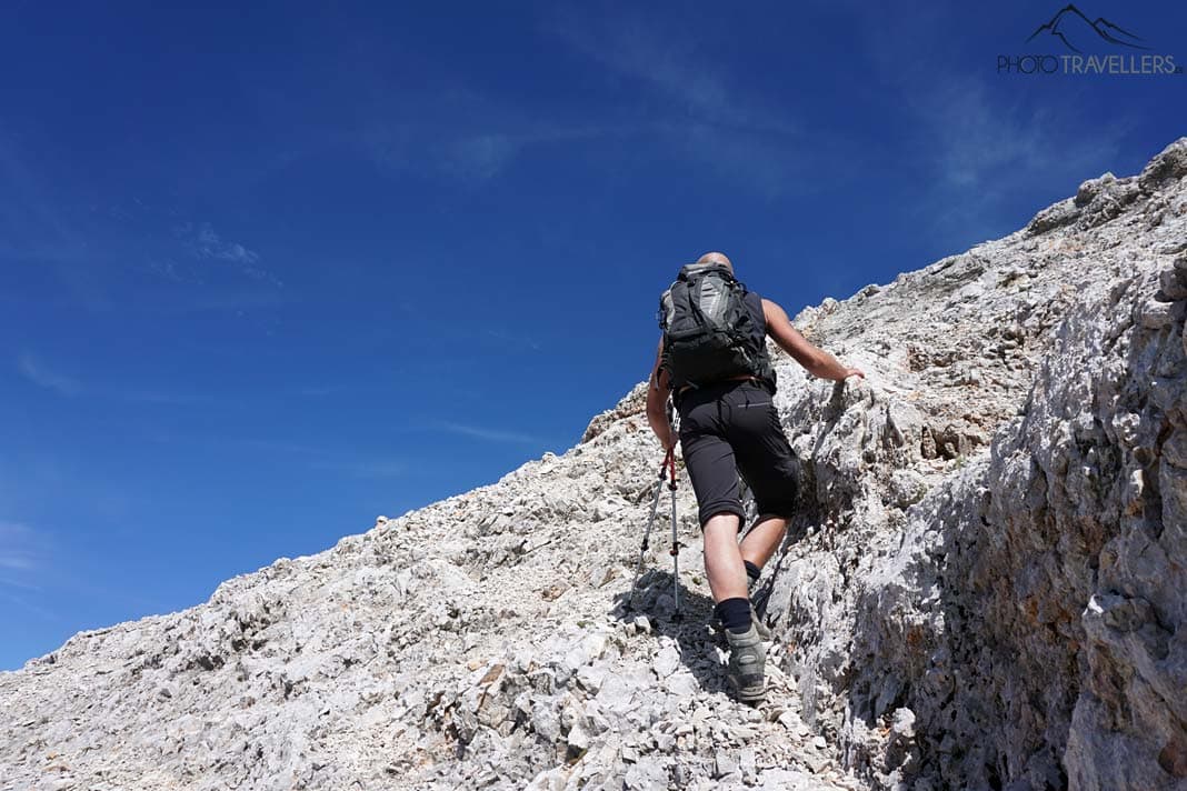 Mein Bergkumpel Maik an einer felsigen Stelle, an der man die Hände nutzen muss