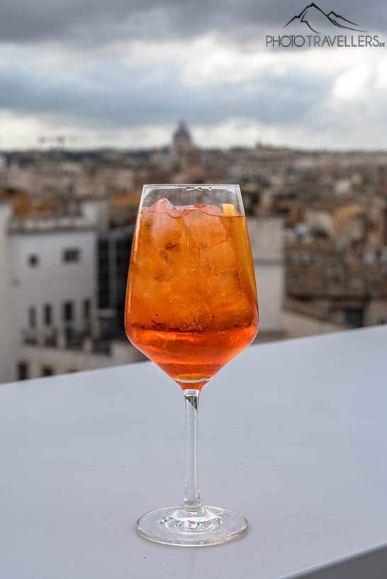 Ein Aperol Spritz im MAIO Restaurant & Rooftop Roma mit Blick über die Dächer von Rom