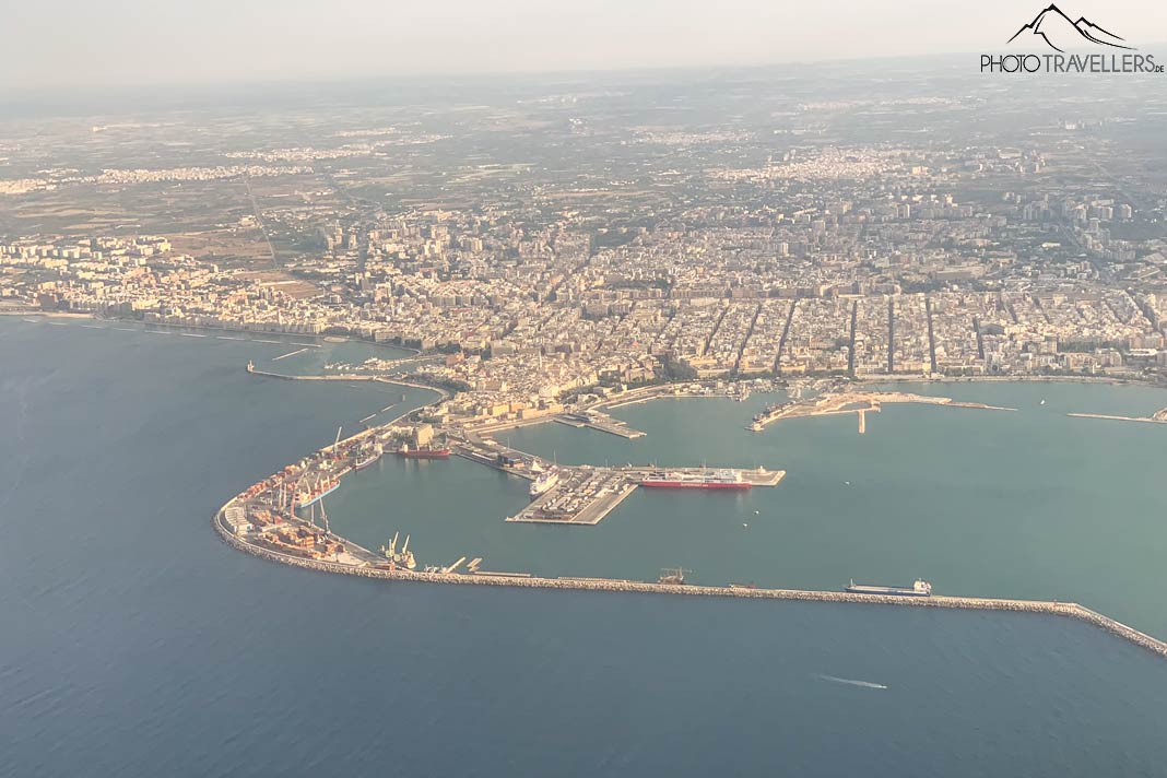Blick auf Bari aus dem Flugzeug