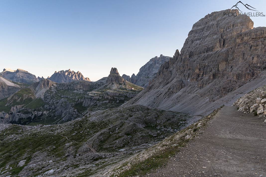 Blick auf die Dreizinnenhütte in der Ferne