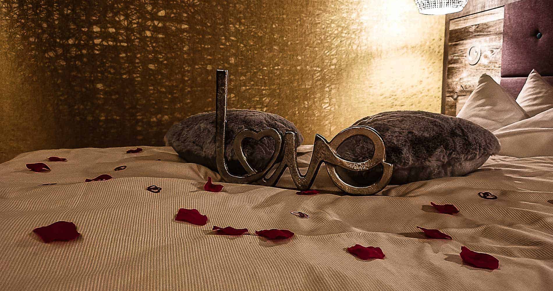 Romantisch dekoriertes Hotelzimmer