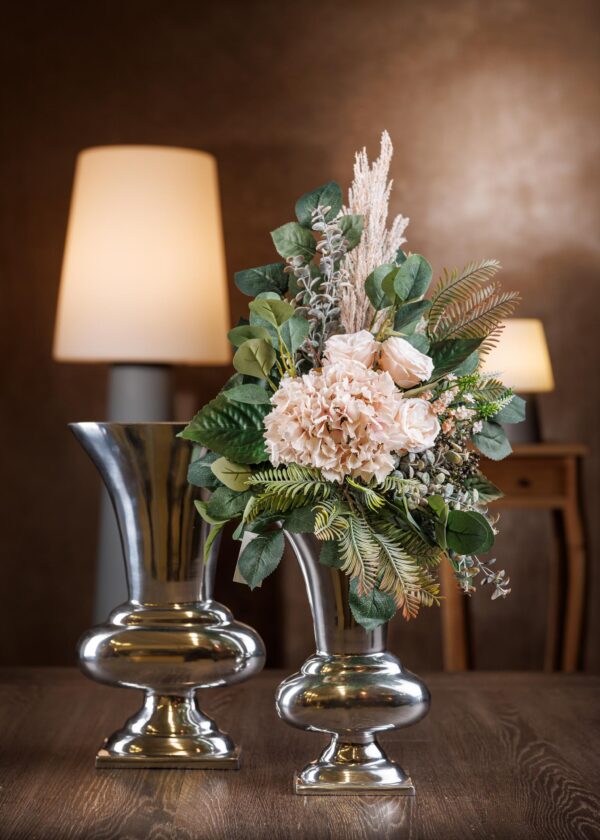 Vista frontale della composizione di fiori finti per cimitero con ortensie pastello - Bouquet fiori artificiali delicato e raffinato, perfetto per commemorare i tuoi cari.
