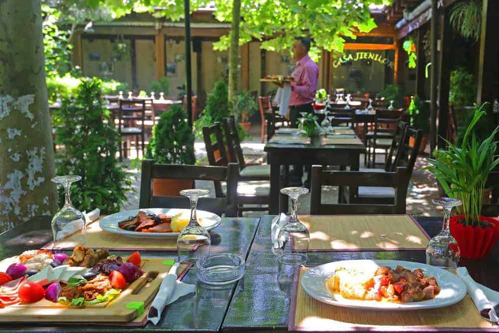 casa jienilor restaurant cu loc de joaca mese