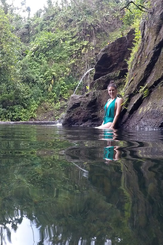 Reisebloggerin Biggi Bauer posiert im grünen Badeanzug im Wasser am Eingang der Titou Gorge