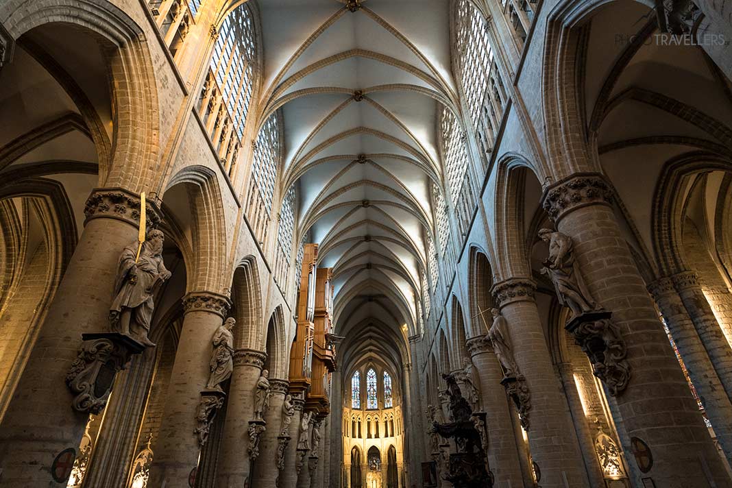 Im Inneren der Kathedrale St. Michael und St. Gudula in Brüssel