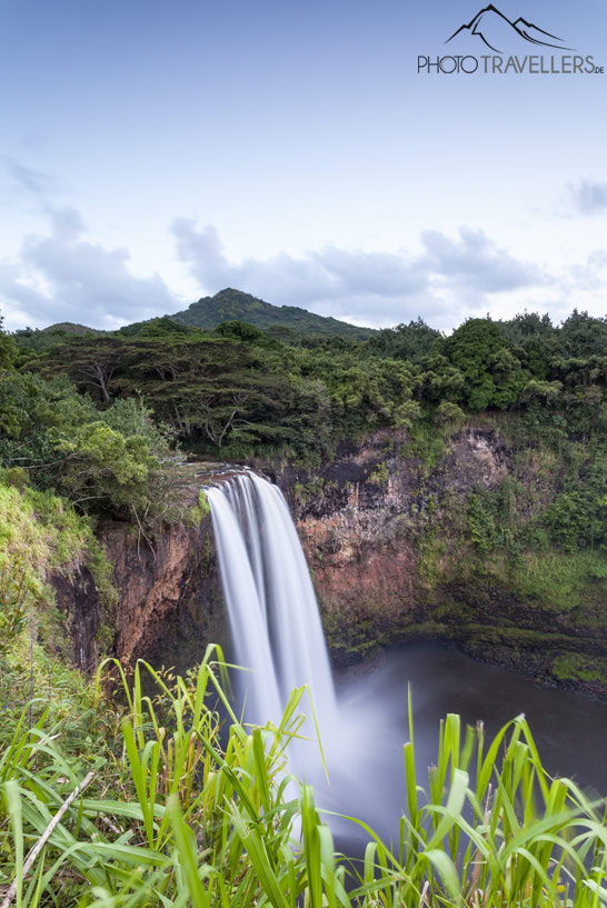 Eine Langzeitbelichtung der Wailua Falls auf Kauai