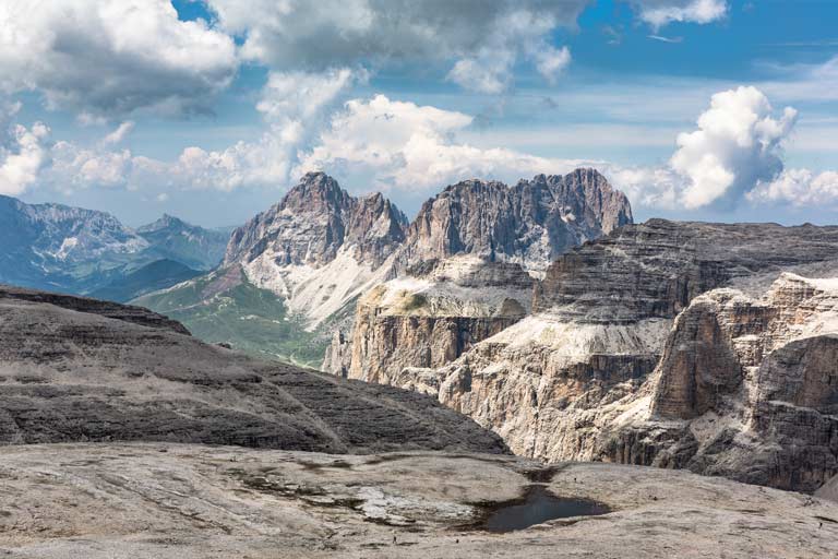 startseite-dolomiten-wanderungen Blick vom Piz Boè auf die umliegenden Berge, Dolomiten