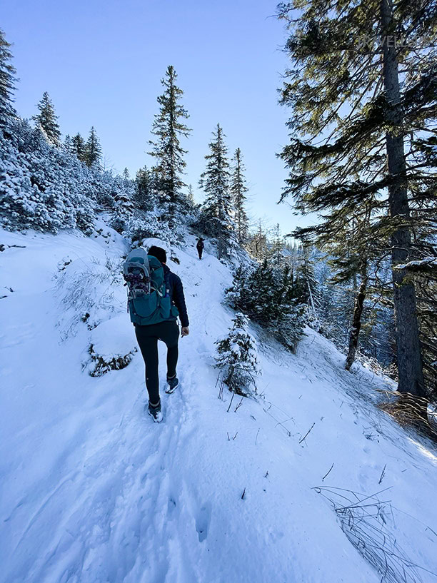 Biggi auf einem verschneiten Wanderweg